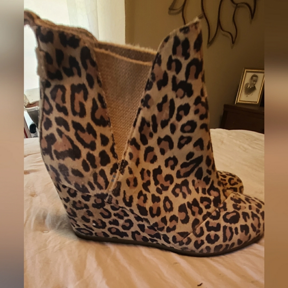 TOMS CHEETAH PRINT BOOTIES SZ 6 and sz 7.5
